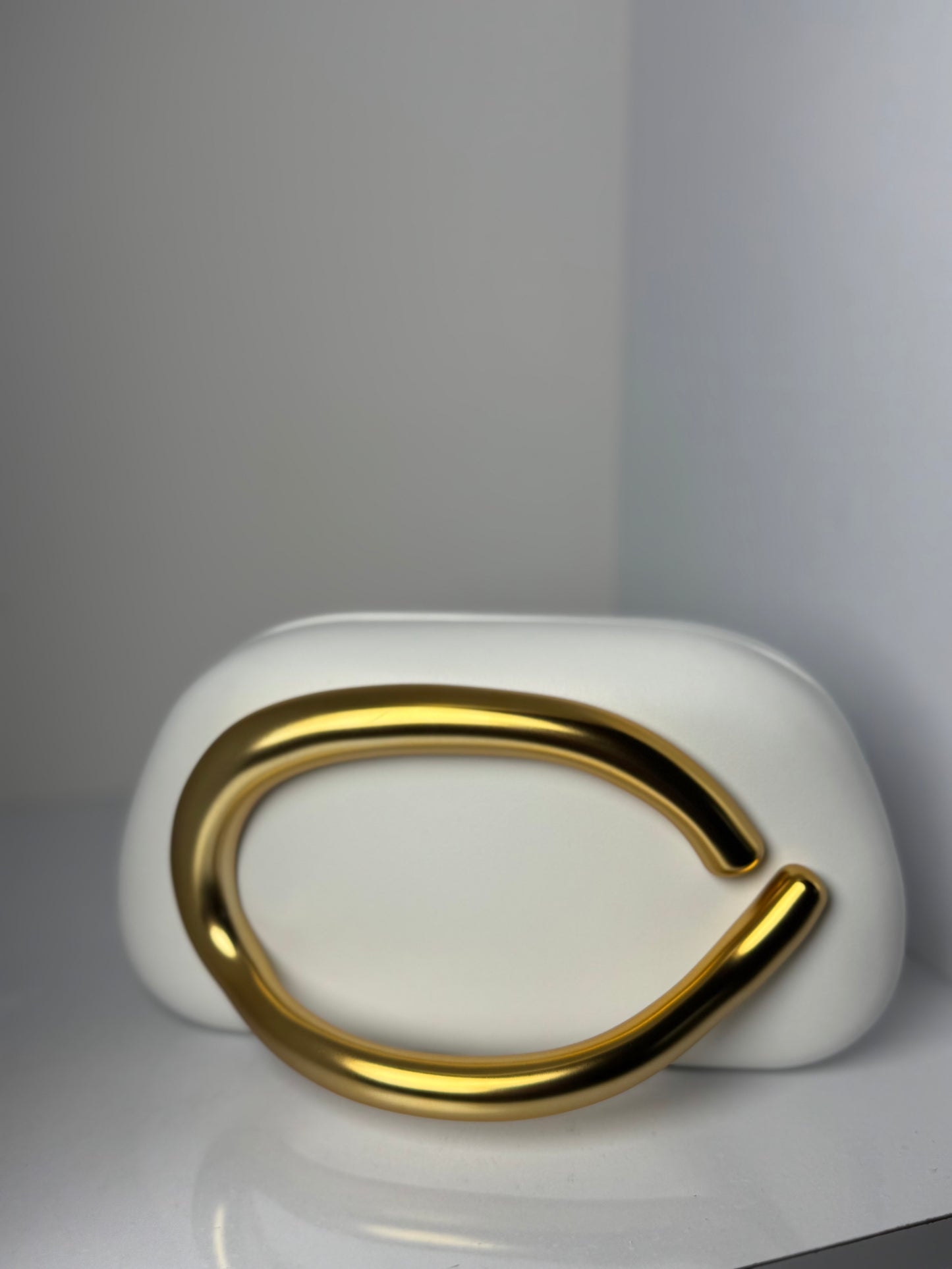 White Handle Clutch